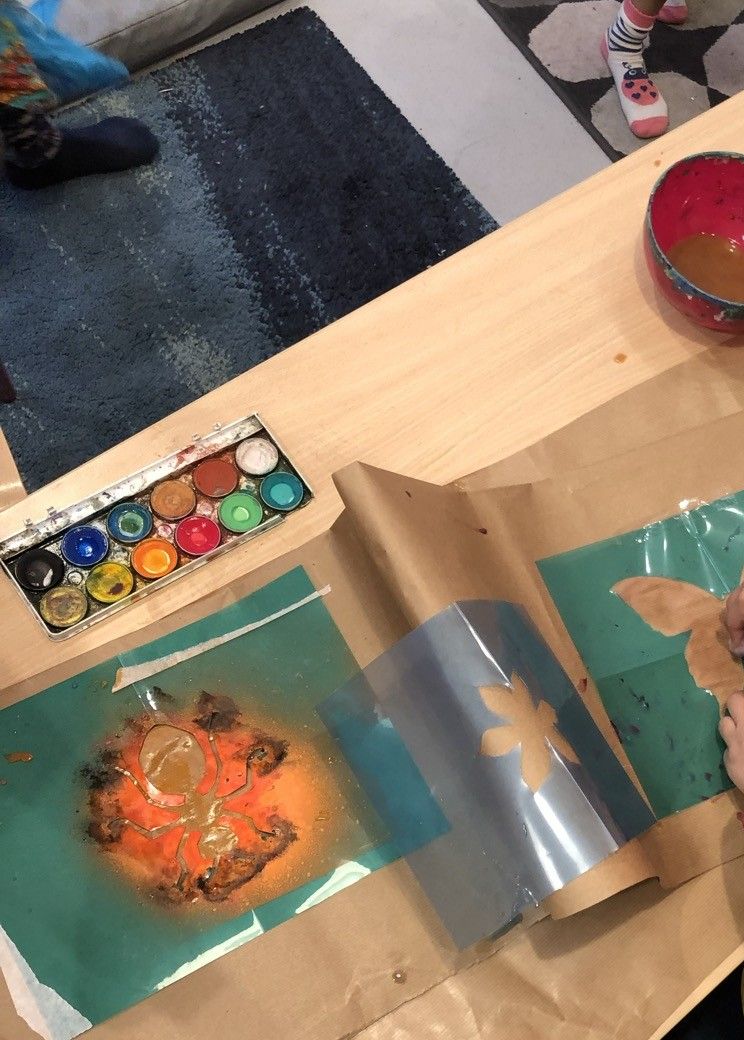 Pochoirs et boîte d'aquarelle sur une table