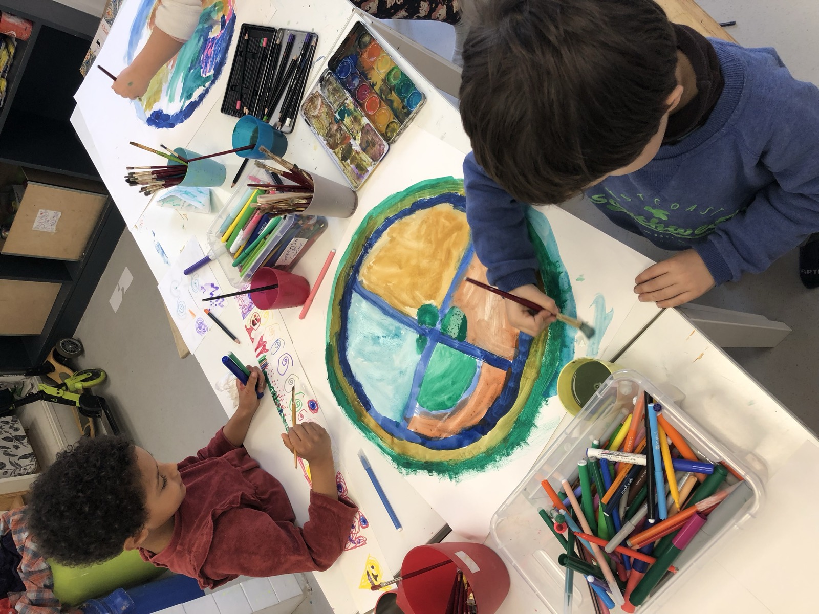 Un grand rond peint sur une table d'atelier