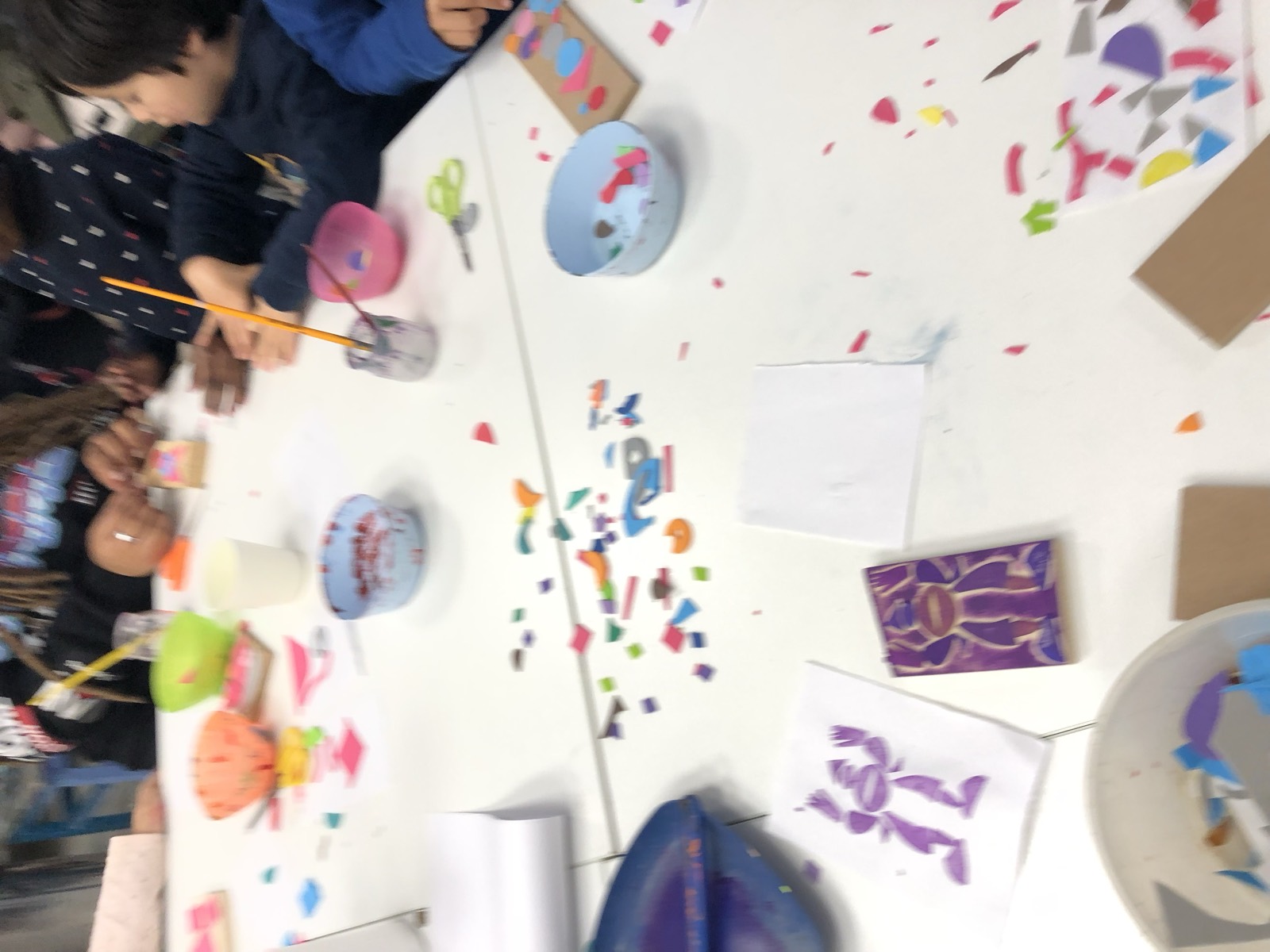 Tampons, encres et petits contenants posés sur une table